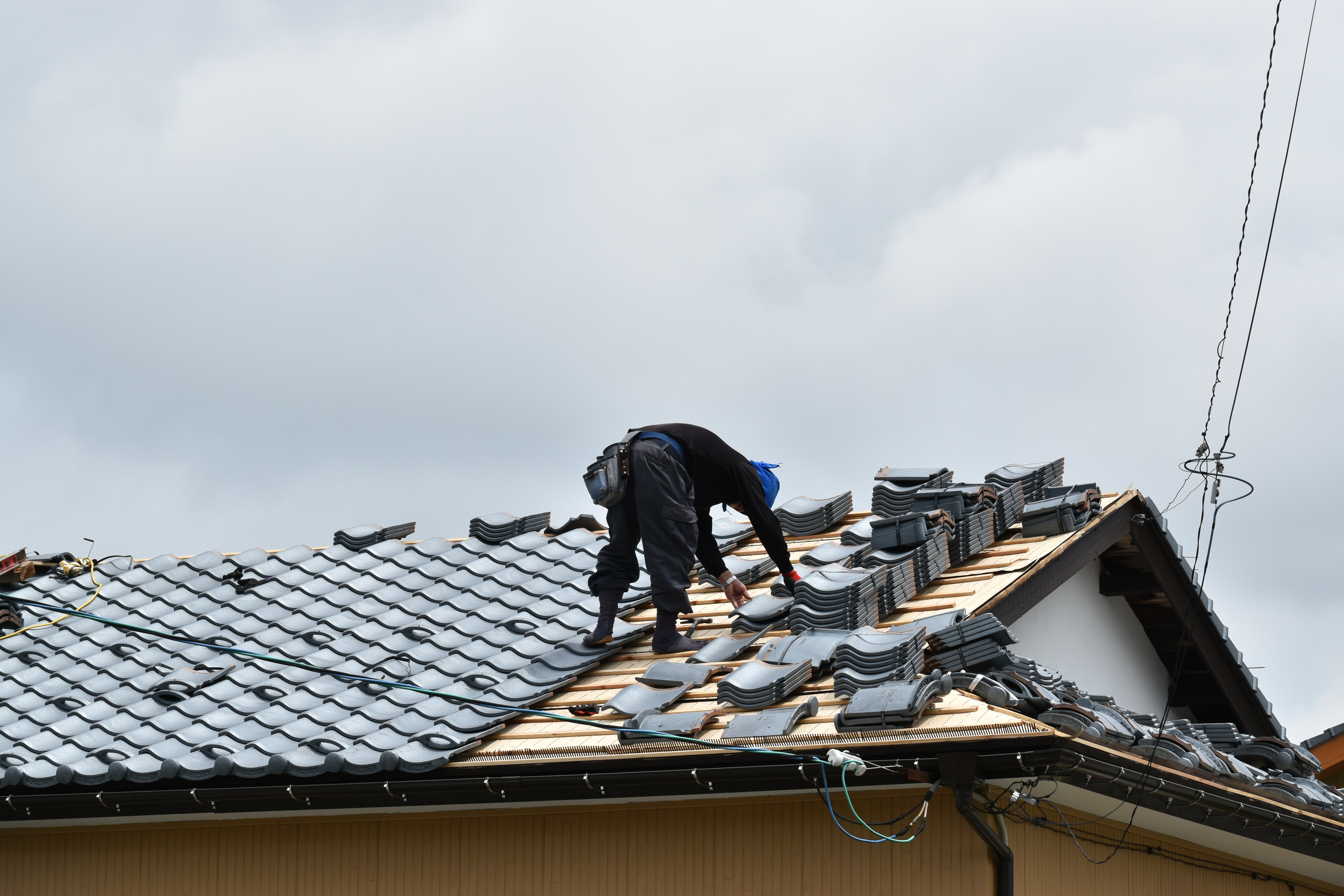 戸建住宅の屋根に瓦を葺く工事風景